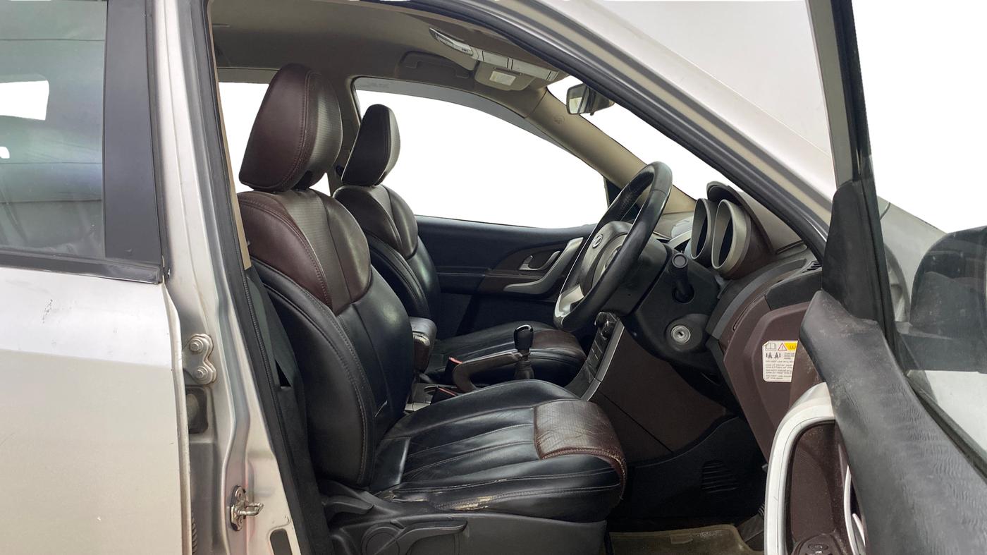 2014 Mahindra XUV500 W8, Diesel, Manual, 1,41,065 km, Right Side Front Door Cabin