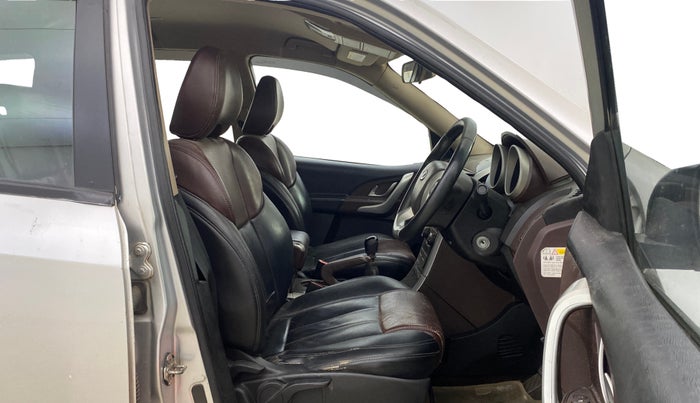 2014 Mahindra XUV500 W8, Diesel, Manual, 1,41,065 km, Right Side Front Door Cabin