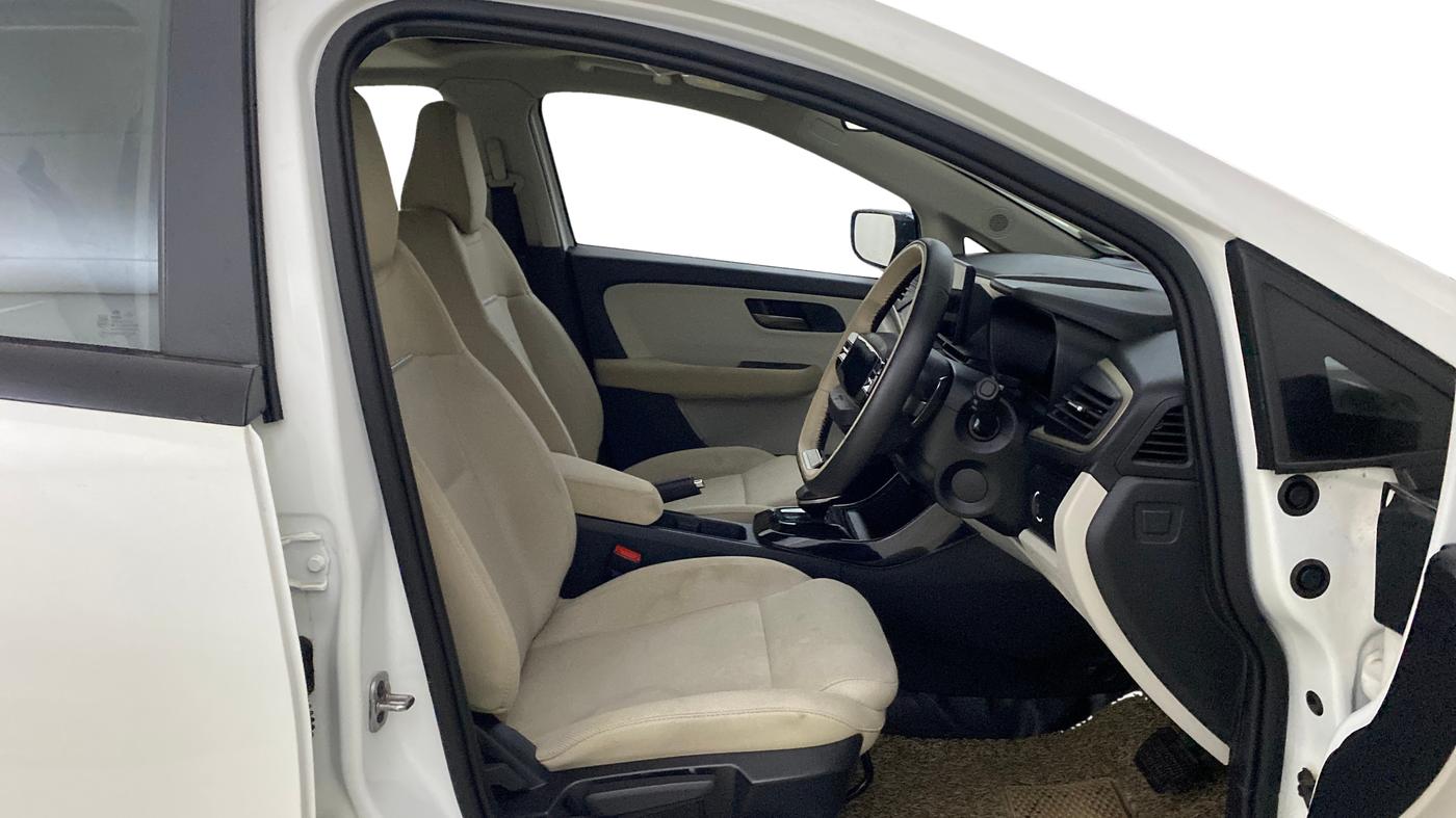 2026 Tata ALTROZ Accomplished S Petrol 6DCT, Petrol, Automatic, 6,892 km, Right Side Front Door Cabin