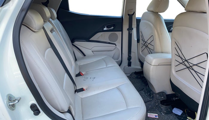 2022 Mahindra XUV300 W8 (O) 1.2 PETROL AMT, Petrol, Automatic, 36,068 km, Right Side Rear Door Cabin