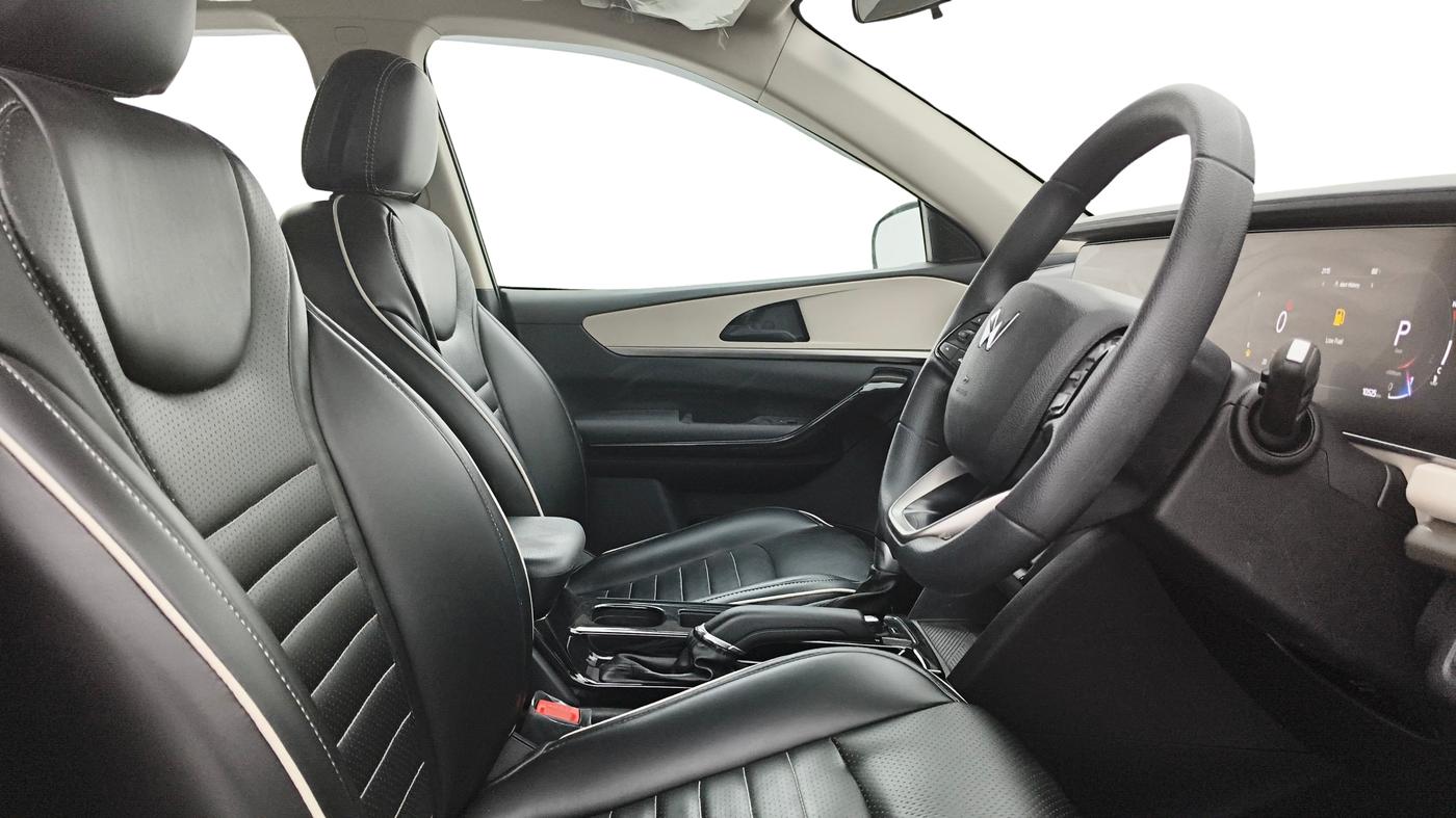 2024 Mahindra XUV700 AX5 Petrol AT 7 STR, Petrol, Automatic, 10,524 km, Right Side Front Door Cabin