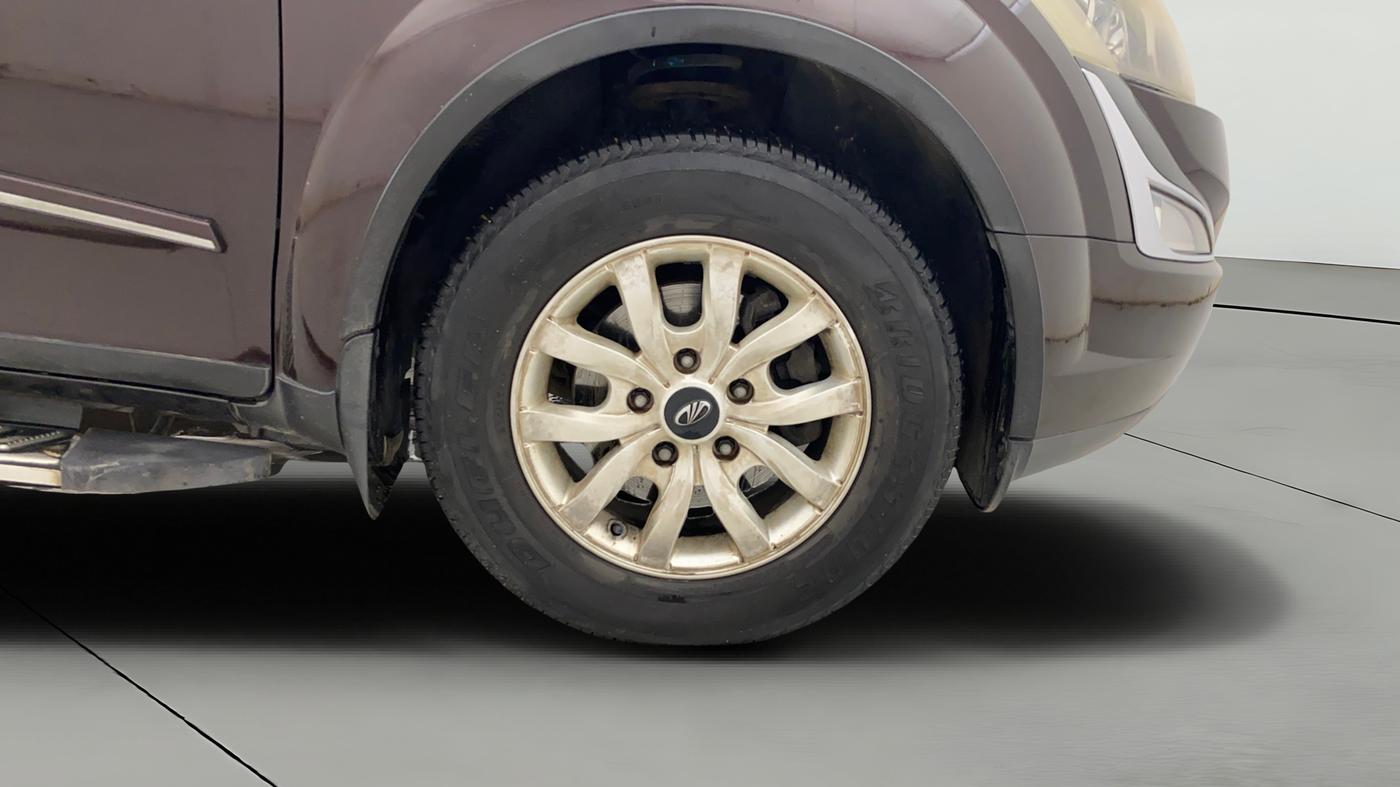 2017 Mahindra XUV500 W10 AT, Diesel, Automatic, 24,661 km, Right Front Wheel