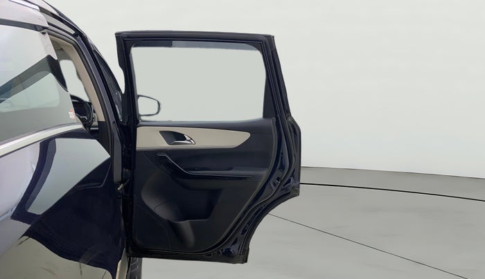 2025 Mahindra XUV700 AX 7 LUXURY D AT 7 STR, Diesel, Automatic, 15,433 km, RHS Rear Door