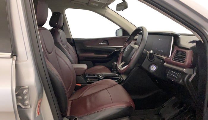 2023 Mahindra XUV700 AX 5 D MT 7 STR, Diesel, Manual, 52,057 km, Right Side Front Door Cabin