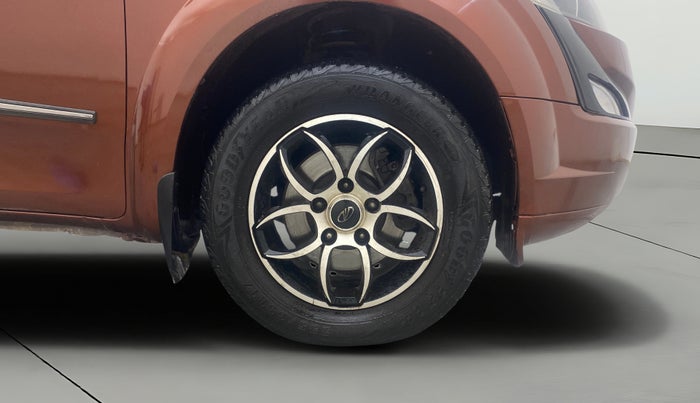 2018 Mahindra XUV500 W5, Diesel, Manual, 1,45,793 km, Right Front Wheel