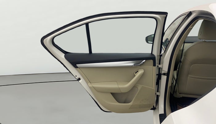 2019 Skoda Octavia STYLE 1.8 TSI AT, Petrol, Automatic, 1,12,805 km, LHS Rear Door