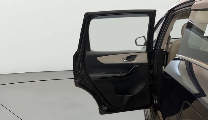 2023 Mahindra XUV700 AX 7 LUXURY P AT 7 STR, Petrol, Automatic, 14,877 km, LHS Rear Door