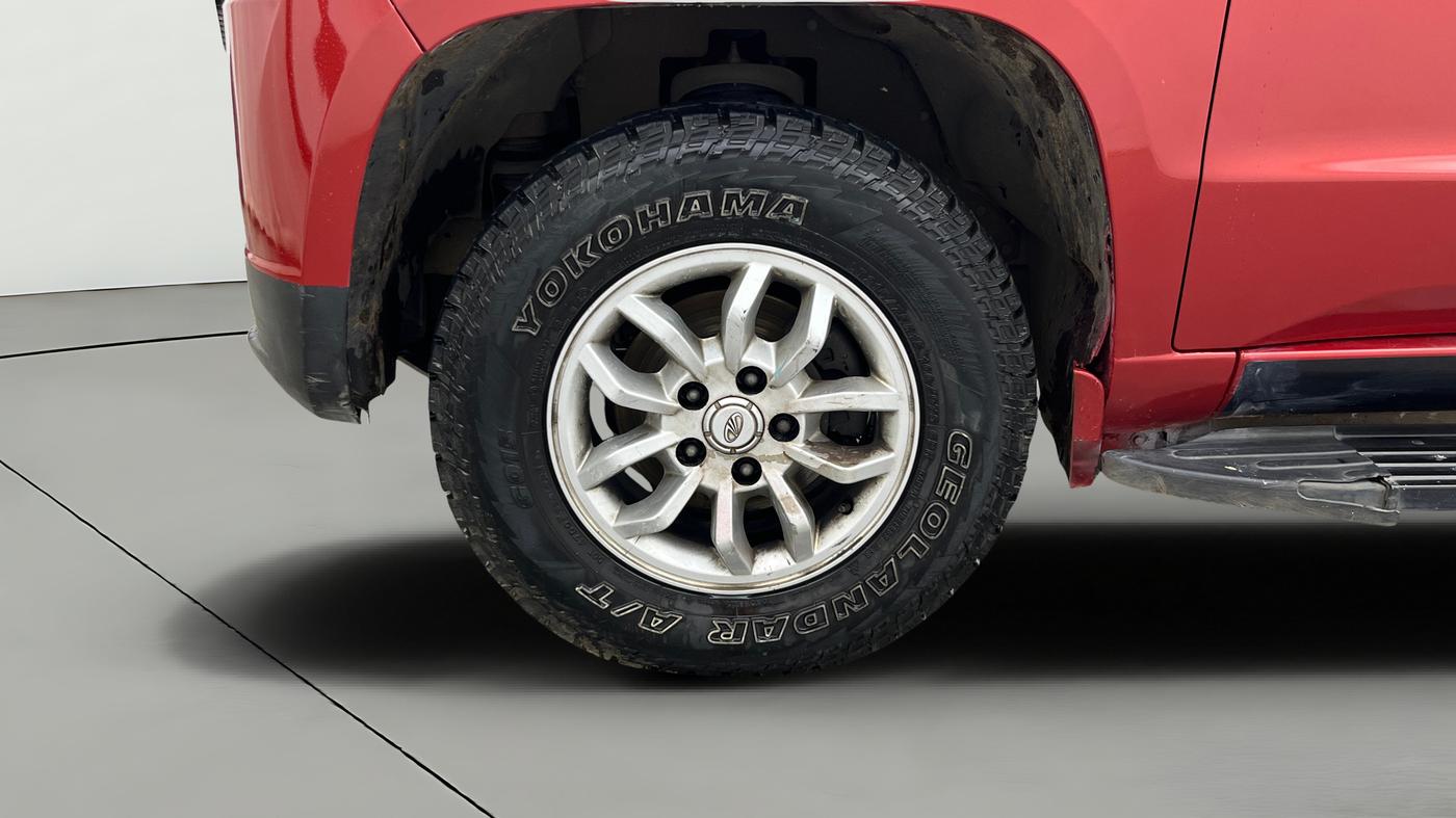 2017 Mahindra TUV300 T8 DUAL TONE, Diesel, Manual, 1,12,490 km, Left Front Wheel