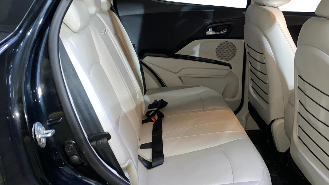 2023 Mahindra XUV300 W8 (O) 1.2 PETROL, Petrol, Manual, 27,501 km, Right Side Rear Door Cabin