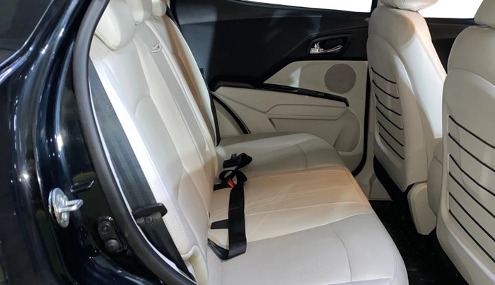 2023 Mahindra XUV300 W8 (O) 1.2 PETROL, Petrol, Manual, 27,501 km, Right Side Rear Door Cabin