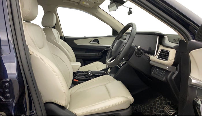 2022 Mahindra XUV700 AX 7 P AT 7 STR, Petrol, Automatic, 53,385 km, Right Side Front Door Cabin