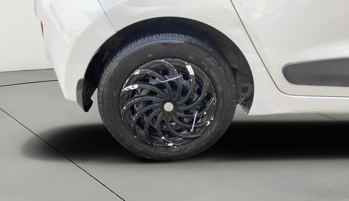 2014 Hyundai Grand i10 MAGNA 1.2 KAPPA VTVT, CNG, Manual, 1,30,977 km, Right Rear Wheel