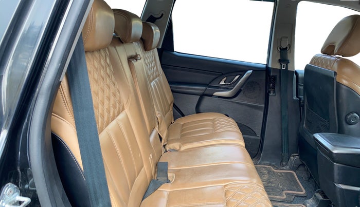 2021 Mahindra XUV500 W11 AT, Diesel, Automatic, 69,965 km, Right Side Rear Door Cabin