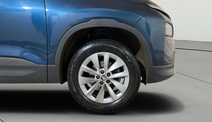 2025 Skoda KUSHAQ  Signature 1.0L TSI MT , Petrol, Manual, 7,939 km, Right Front Wheel