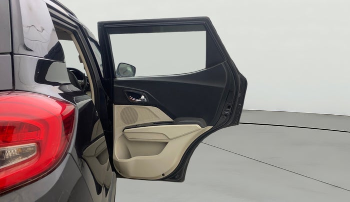 2020 Mahindra XUV300 W8 1.5 DIESEL, Diesel, Manual, 1,04,106 km, RHS Rear Door