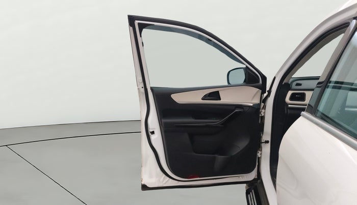 2022 Mahindra XUV700 AX 5 D AT 7 STR, Diesel, Automatic, 77,516 km, LHS Front Door