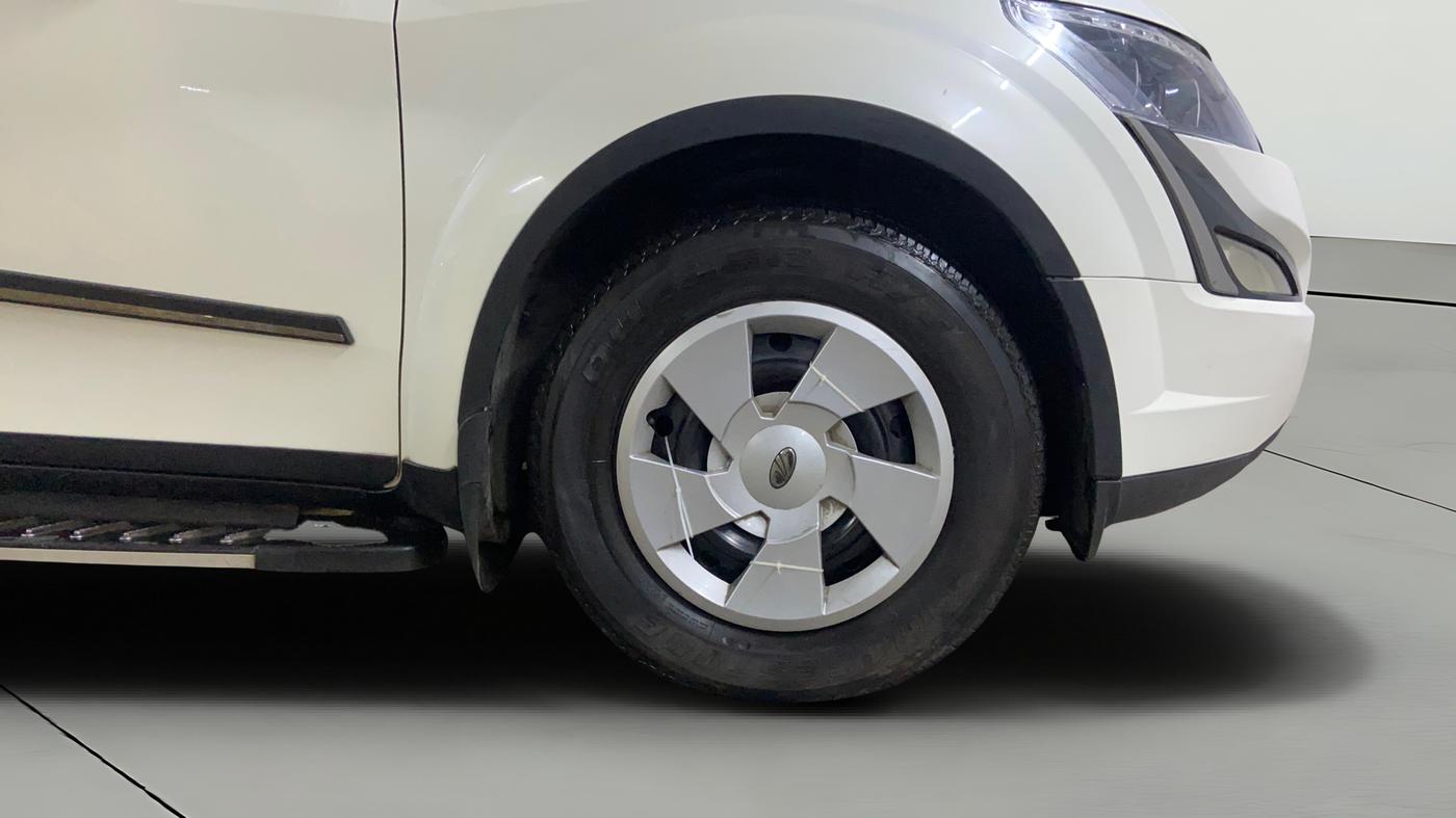 2020 Mahindra XUV500 W7, Diesel, Manual, 30,472 km, Right Front Wheel