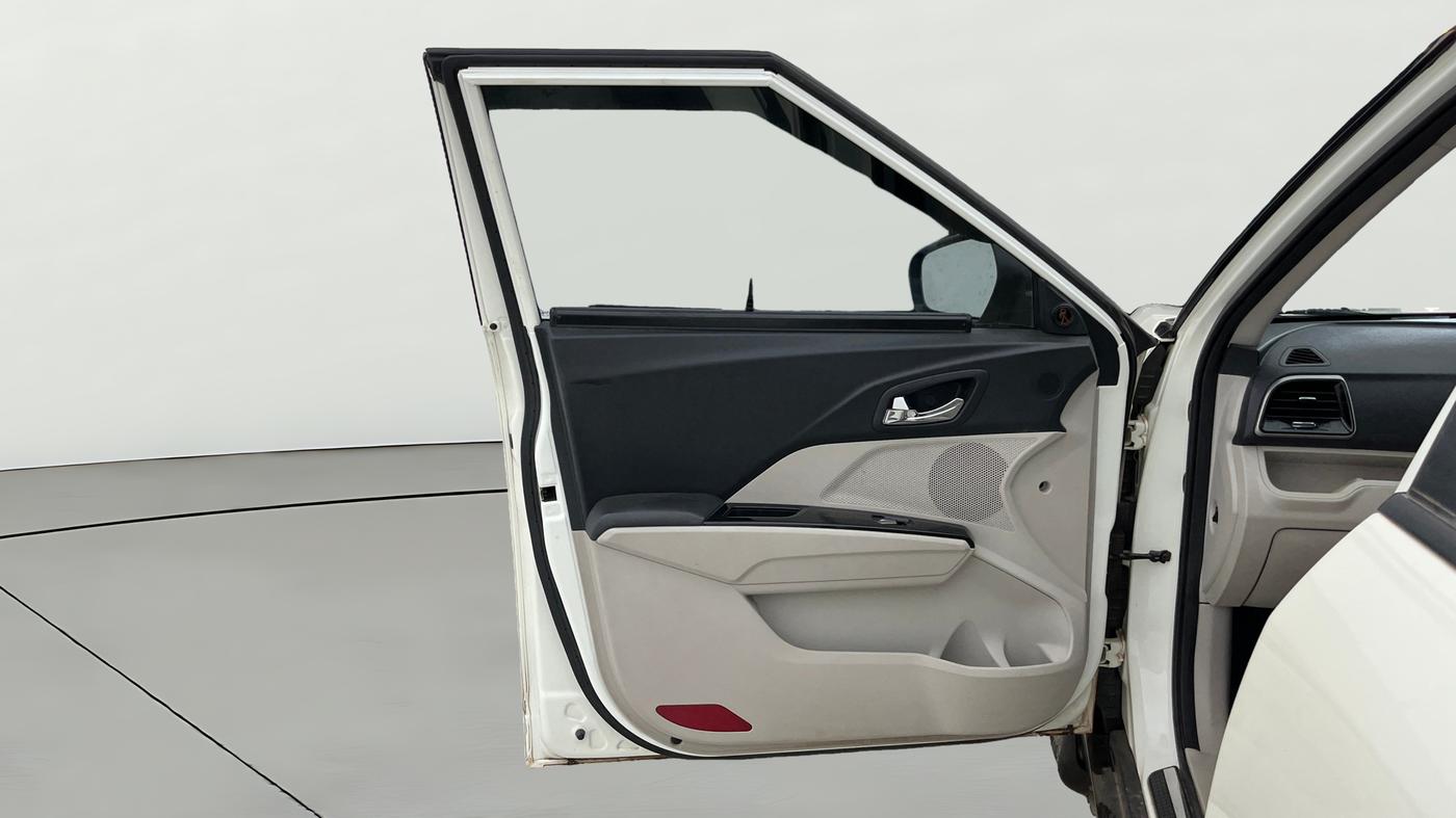 2023 Mahindra XUV300 W8 (O) 1.5 DIESEL AMT, Diesel, Automatic, 65,618 km, LHS Front Door