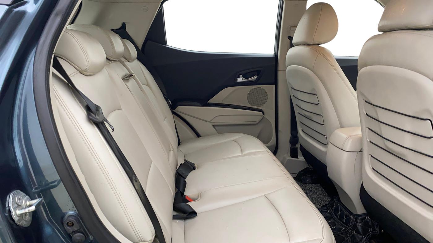 2023 Mahindra XUV300 W8 (O) 1.5 DIESEL AMT, Diesel, Automatic, 45,135 km, Right Side Rear Door Cabin