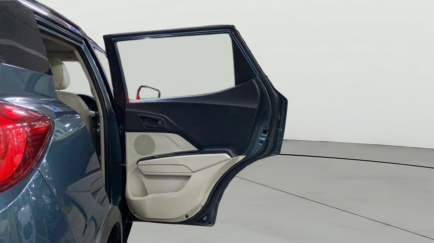 2022 Mahindra XUV300 W6 1.5 DIESEL AMT, Diesel, Automatic, 17,803 km, RHS Rear Door