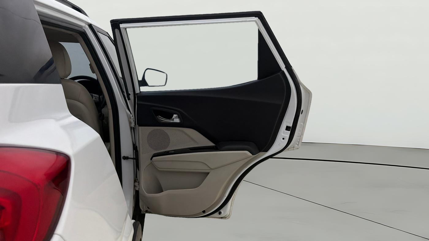 2024 Mahindra XUV300 W8 (O) 1.5 DIESEL, Diesel, Manual, 23,542 km, RHS Rear Door