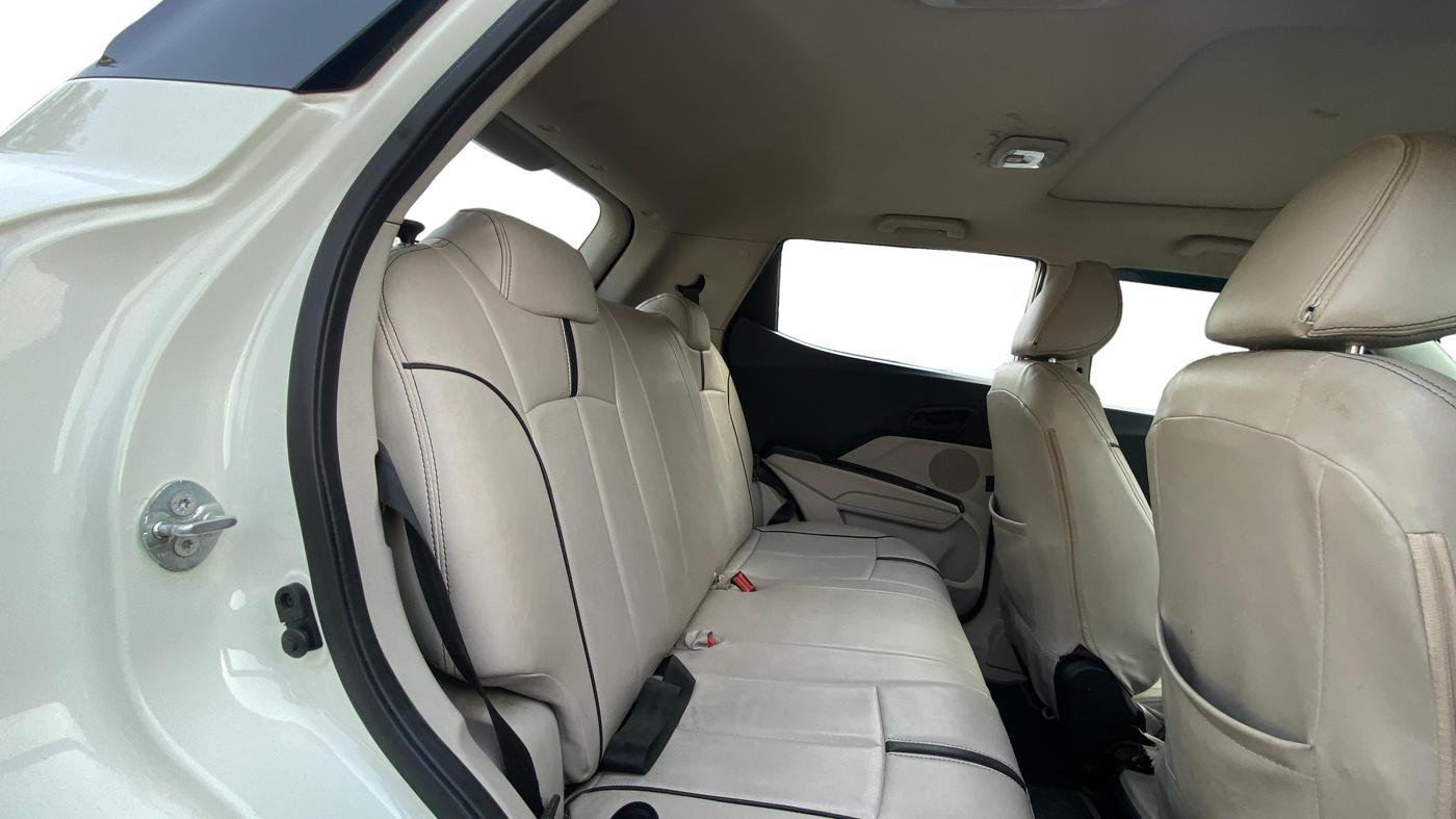 2022 Mahindra XUV300 W6 1.2 PETROL, Petrol, Manual, 59,995 km, Right Side Rear Door Cabin