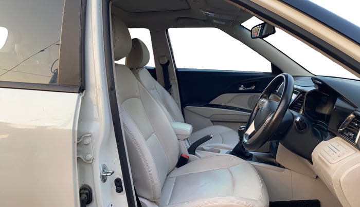 2023 Mahindra XUV300 W8 (O) 1.2 PETROL, Petrol, Manual, 30,905 km, Right Side Front Door Cabin