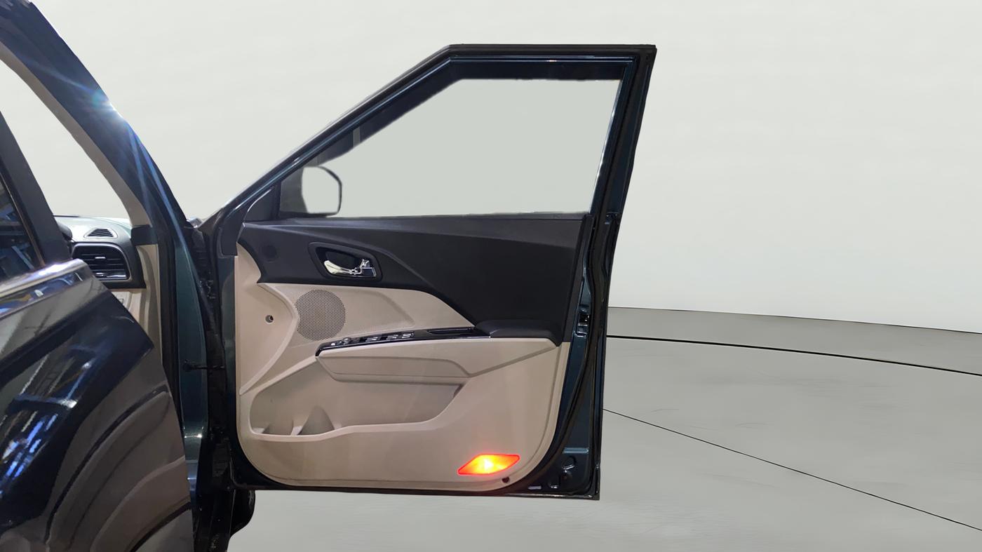 2021 Mahindra XUV300 W8 (O) 1.5 DIESEL AMT DUAL TONE, Diesel, Automatic, 43,432 km, RHS Front Door