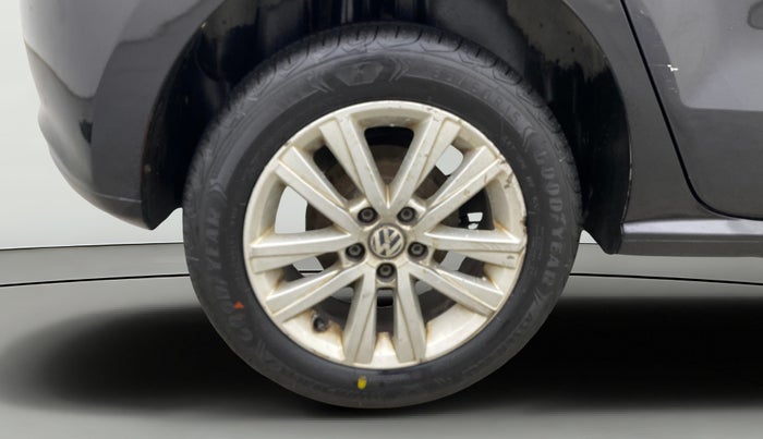 2013 Volkswagen Polo HIGHLINE1.2L, Petrol, Manual, 1,42,355 km, Right Rear Wheel