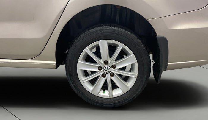 2015 Volkswagen Vento HIGHLINE 1.6 MPI, Petrol, Manual, 1,27,839 km, Left Rear Wheel