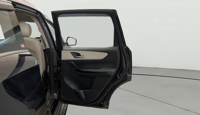 2023 Mahindra XUV700 AX 7 LUXURY P AT 7 STR, Petrol, Automatic, 14,877 km, RHS Rear Door