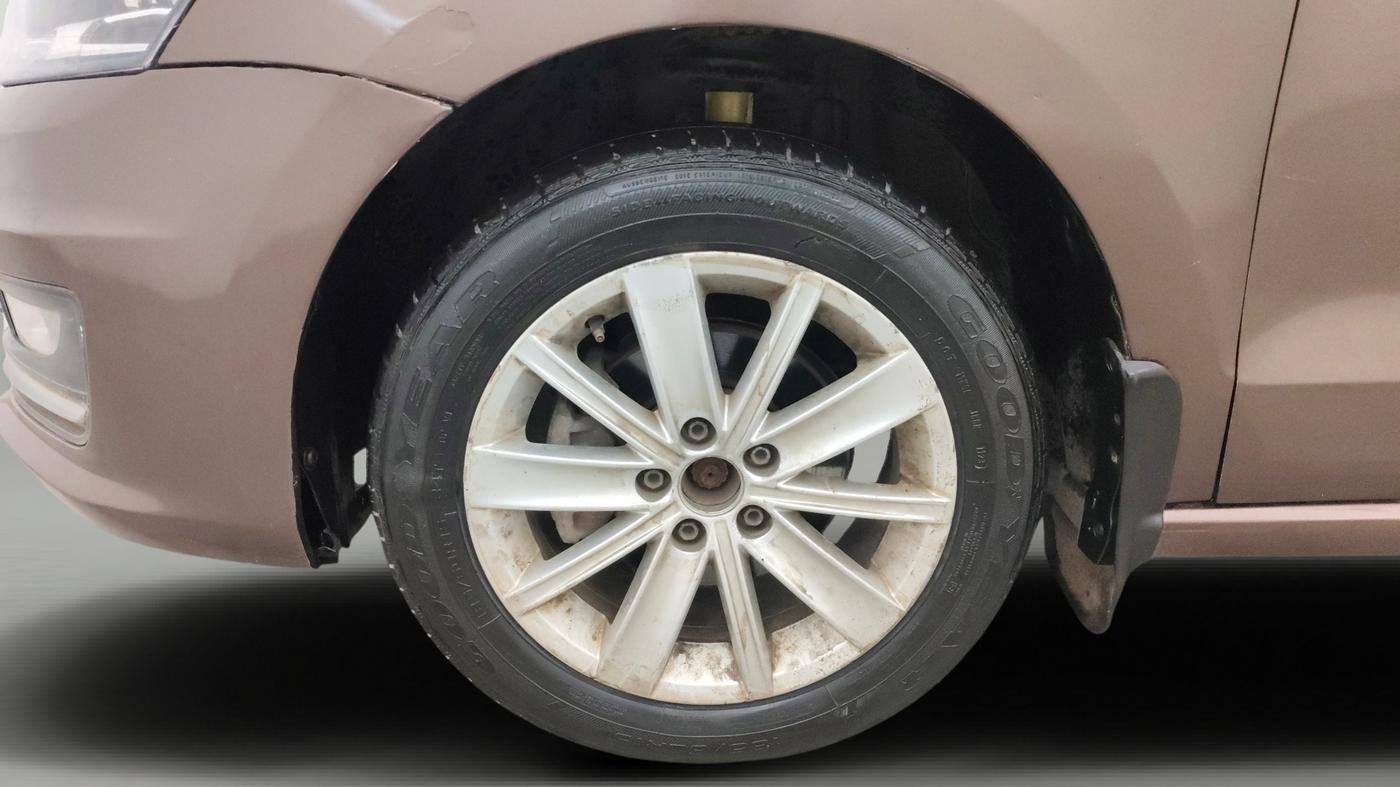 2017 Volkswagen Vento HIGHLINE PETROL AT, Petrol, Automatic, 1,13,139 km, Left Front Wheel