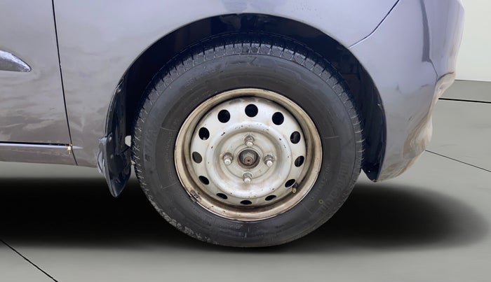 2012 Hyundai i10 MAGNA 1.1, CNG, Manual, 1,05,771 km, Right Front Wheel