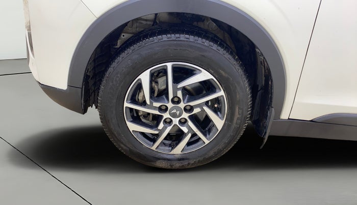 2023 Mahindra XUV300 W8 (O) 1.5 DIESEL AMT, Diesel, Automatic, 90,866 km, Left Front Wheel