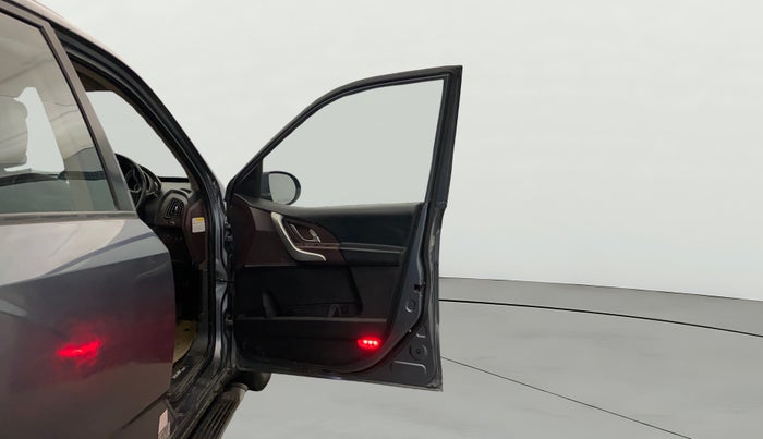 2014 Mahindra XUV500 W8, Diesel, Manual, 86,376 km, RHS Front Door