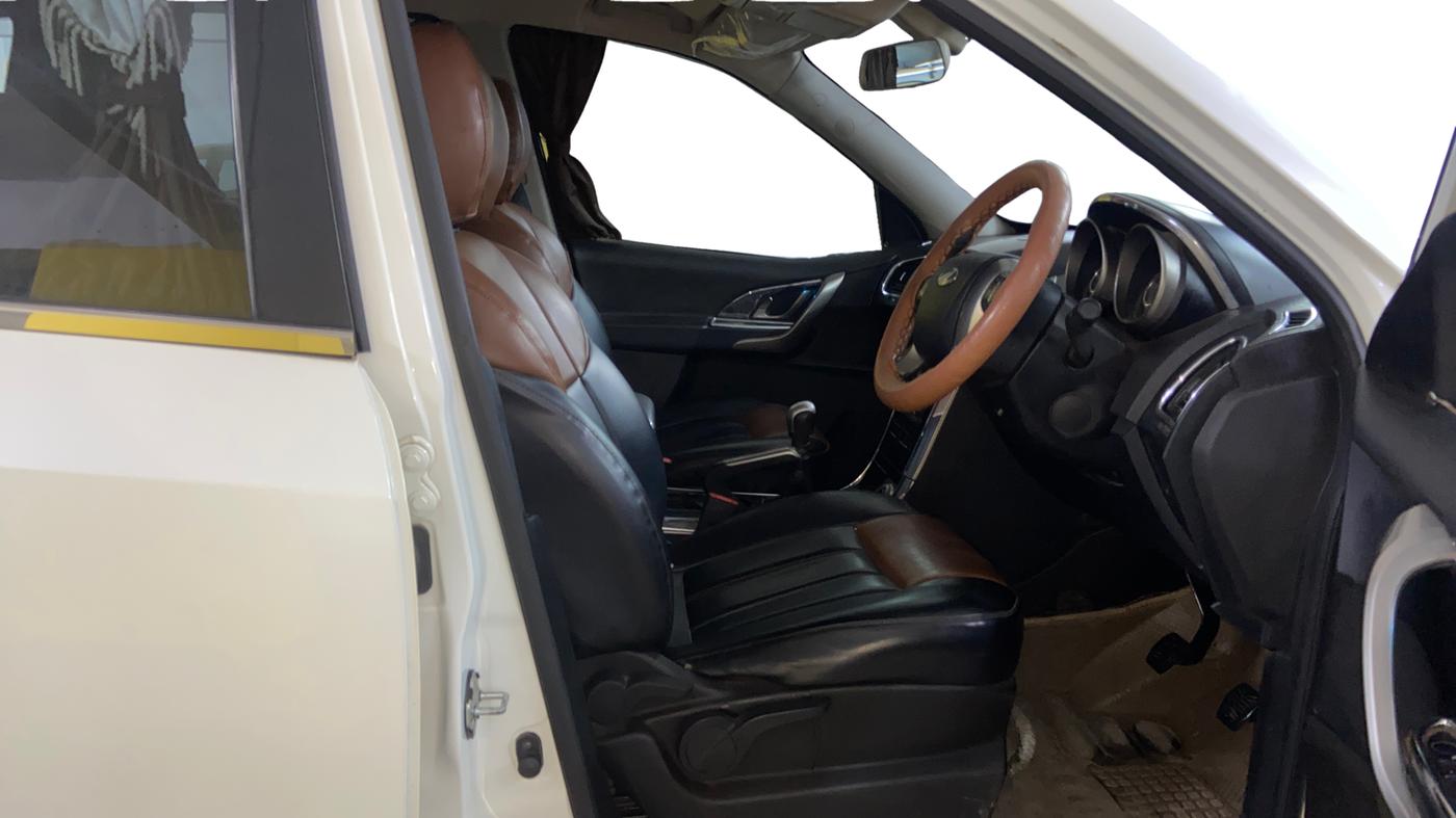 2020 Mahindra XUV500 W7, Diesel, Manual, 30,472 km, Right Side Front Door Cabin