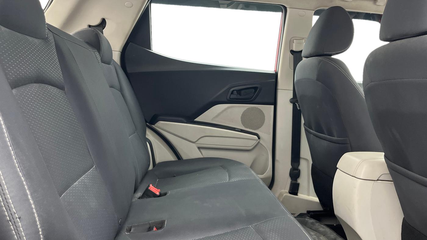 2022 Mahindra XUV300 W6 1.5 Diesel, Diesel, Manual, 72,136 km, Right Side Rear Door Cabin