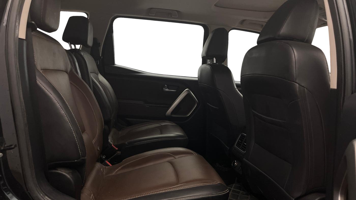2023 Mahindra SCORPIO-N Z8 L DIESEL AT 2WD 6 STR, Diesel, Automatic, 1,18,649 km, Right Side Rear Door Cabin