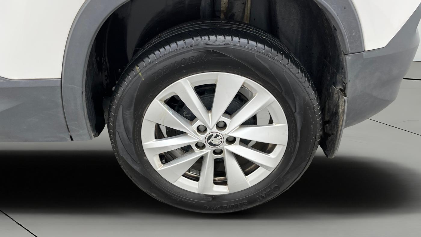 2025 Skoda Kylaq Signature, Petrol, Manual, 15,643 km, Left Rear Wheel