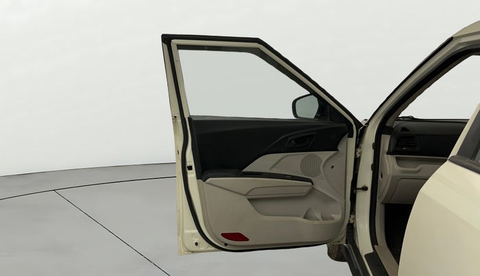 2022 Mahindra XUV300 W6 1.2 PETROL AMT, Petrol, Automatic, 89,973 km, LHS Front Door