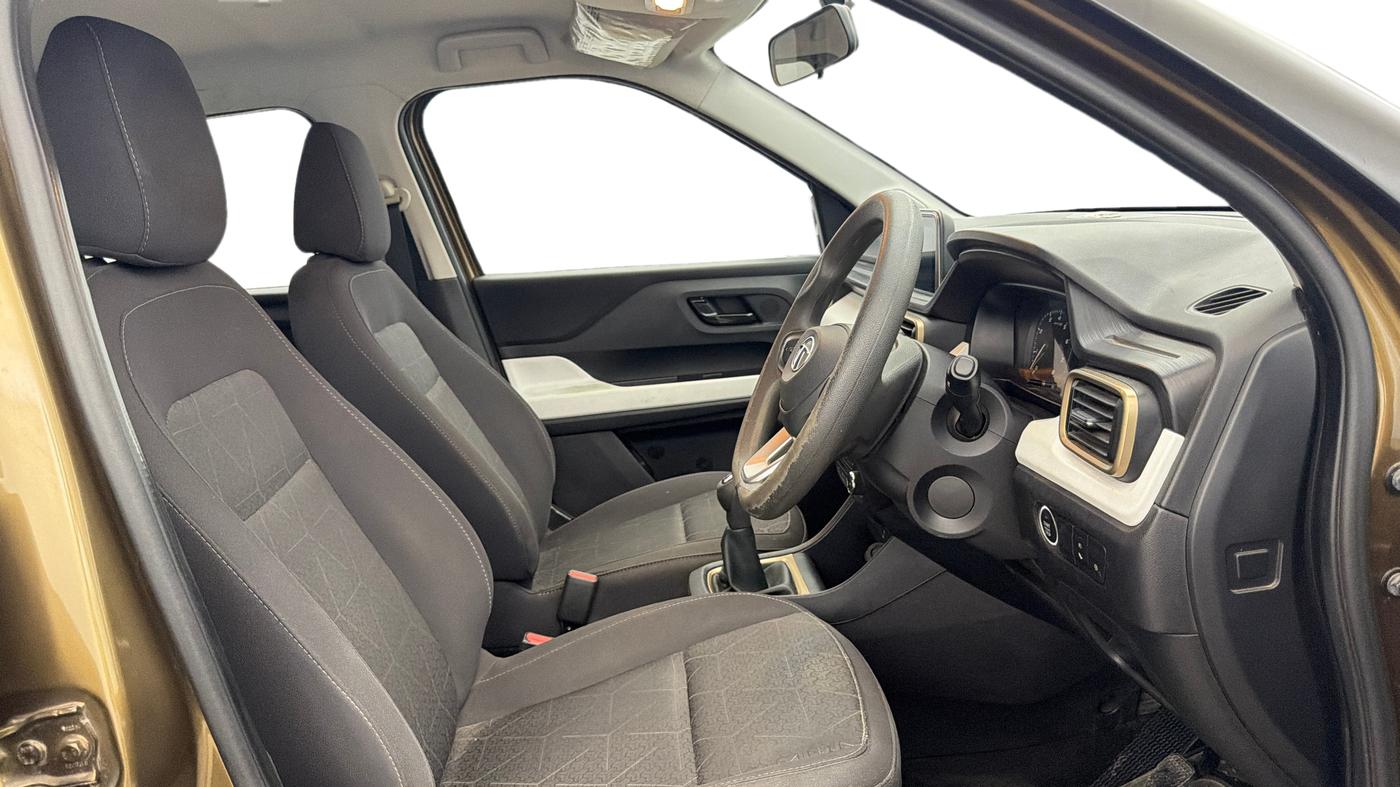 2022 Tata PUNCH ACCOMPLISHED MT, Petrol, Manual, 34,689 km, Right Side Front Door Cabin