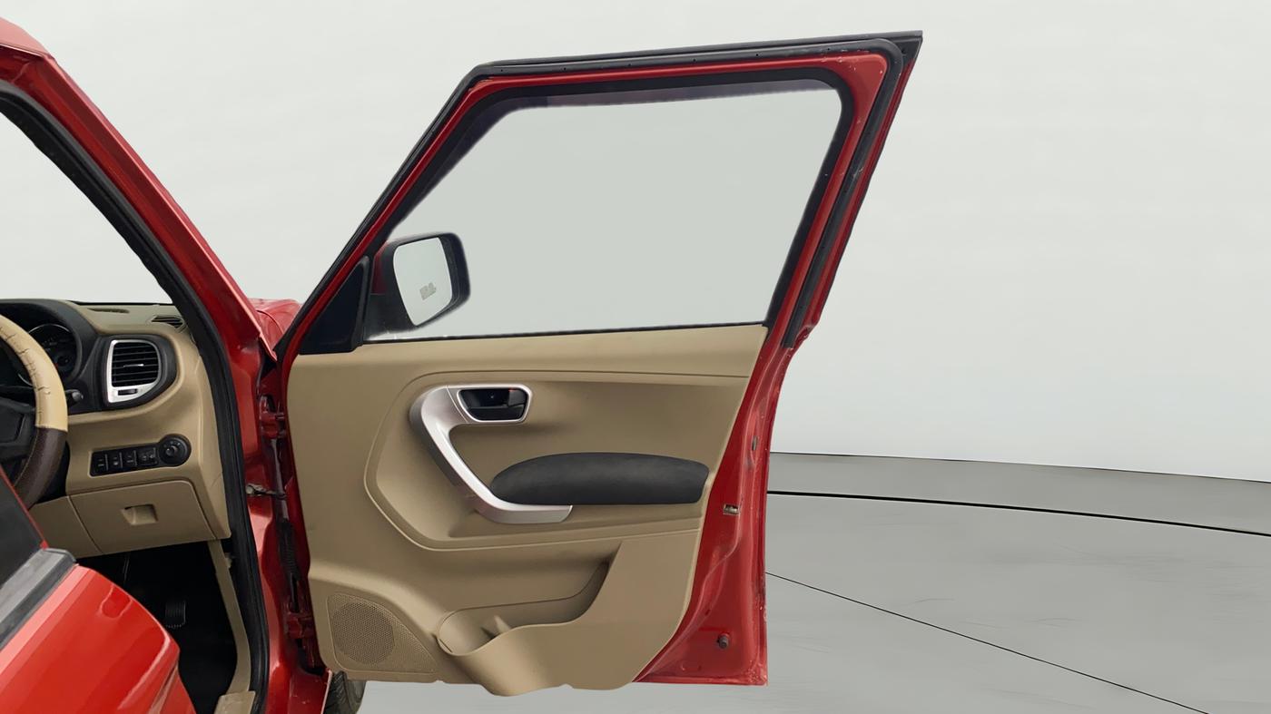 2018 Mahindra TUV300 T10, Diesel, Manual, 74,032 km, RHS Front Door