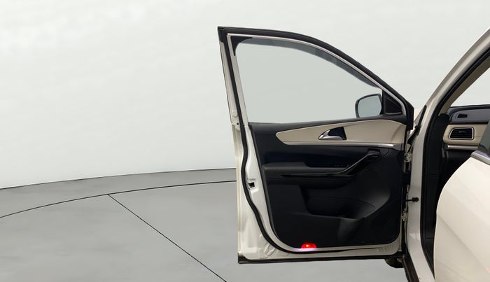 2021 Mahindra XUV700 AX 7 LUXURY D AT 7 STR, Diesel, Automatic, 92,703 km, LHS Front Door