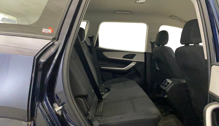 2022 Mahindra XUV700 MX P MT 5 STR, Petrol, Manual, 20,736 km, Right Side Rear Door Cabin