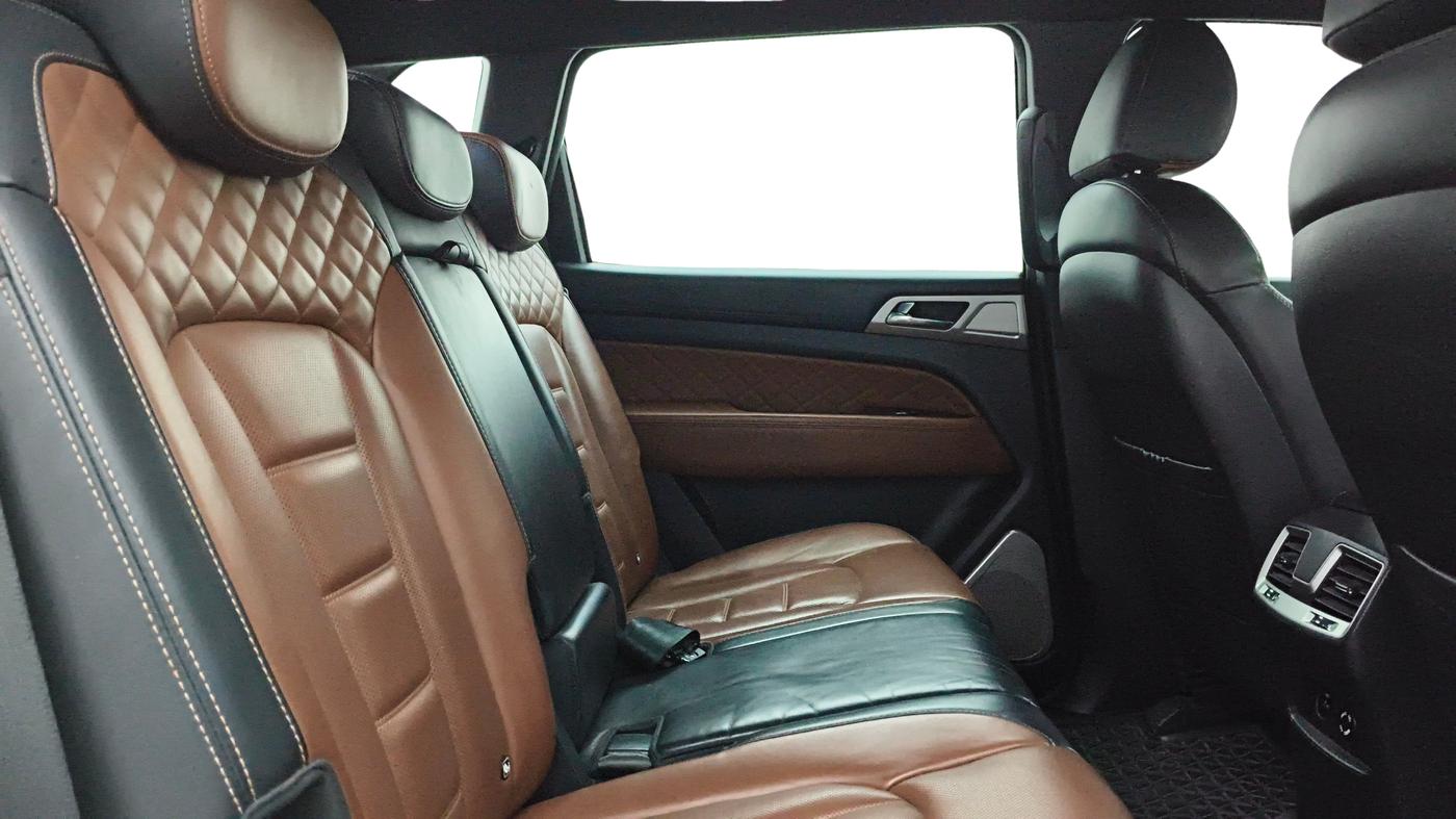 2019 Mahindra ALTURAS G4 4WD AT, Diesel, Automatic, 1,02,576 km, Right Side Rear Door Cabin