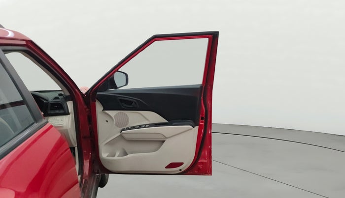 2022 Mahindra XUV300 W6 1.2 PETROL AMT, Petrol, Automatic, 30,959 km, RHS Front Door