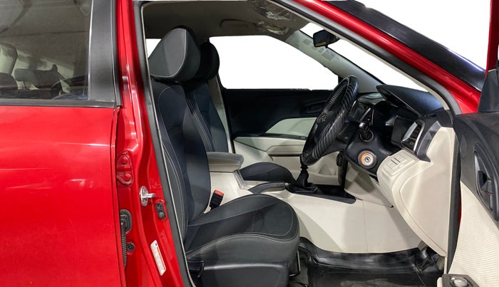 2020 Mahindra XUV300 W6 1.2 PETROL, Petrol, Manual, 33,270 km, Right Side Front Door Cabin