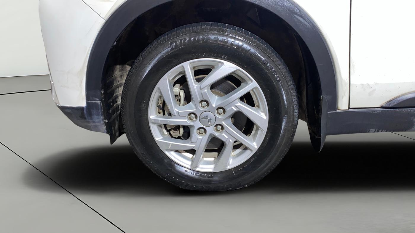 2023 Mahindra XUV300 W8 1.2 PETROL, Petrol, Manual, 22,230 km, Left Front Wheel