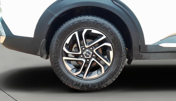 2022 KIA CARENS LUXURY PLUS 1.5 DIESEL AT 6 STR, Diesel, Automatic, 1,38,060 km, Right Rear Wheel