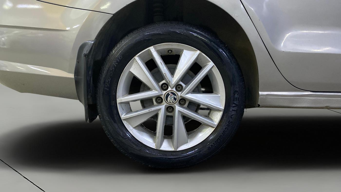 2018 Skoda Rapid STYLE 1.5 TDI AT, Diesel, Automatic, 1,13,827 km, Right Rear Wheel